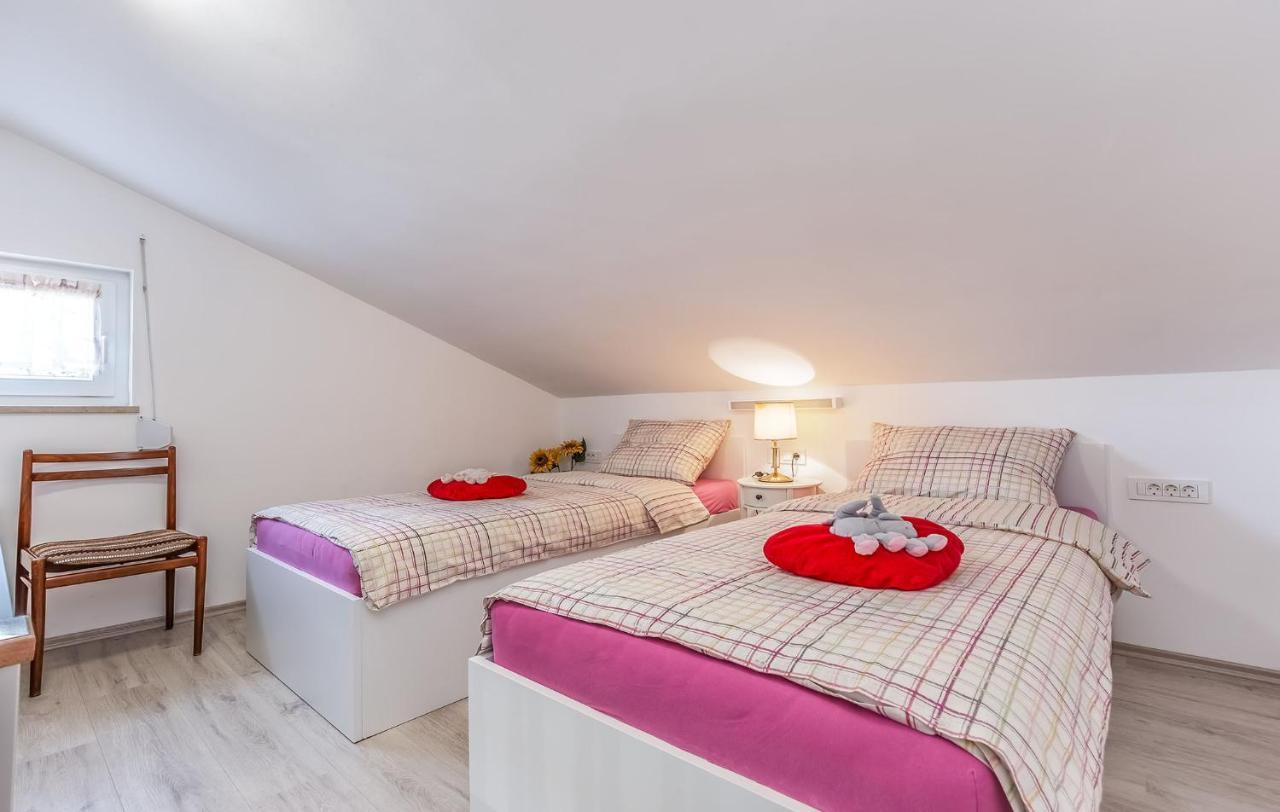 Ivana B4 N1 Porec Luaran gambar