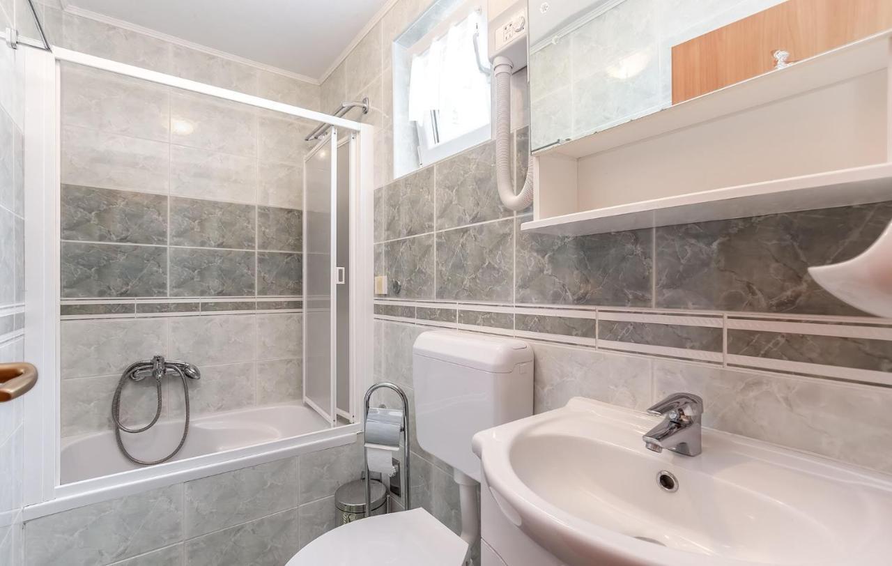 Ivana B4 N1 Porec Luaran gambar