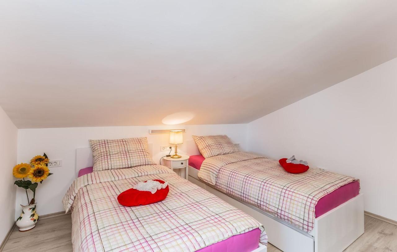 Ivana B4 N1 Porec Luaran gambar