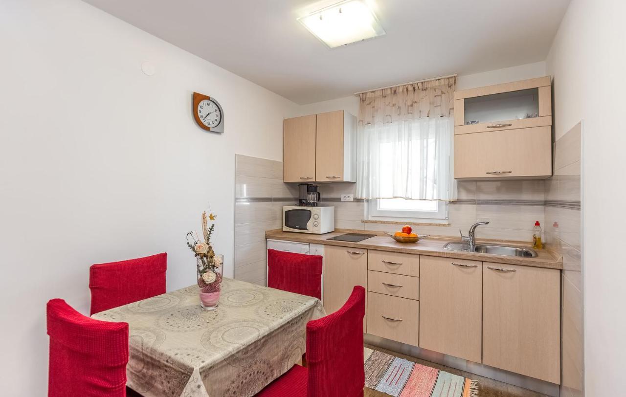 Ivana B4 N1 Porec Luaran gambar