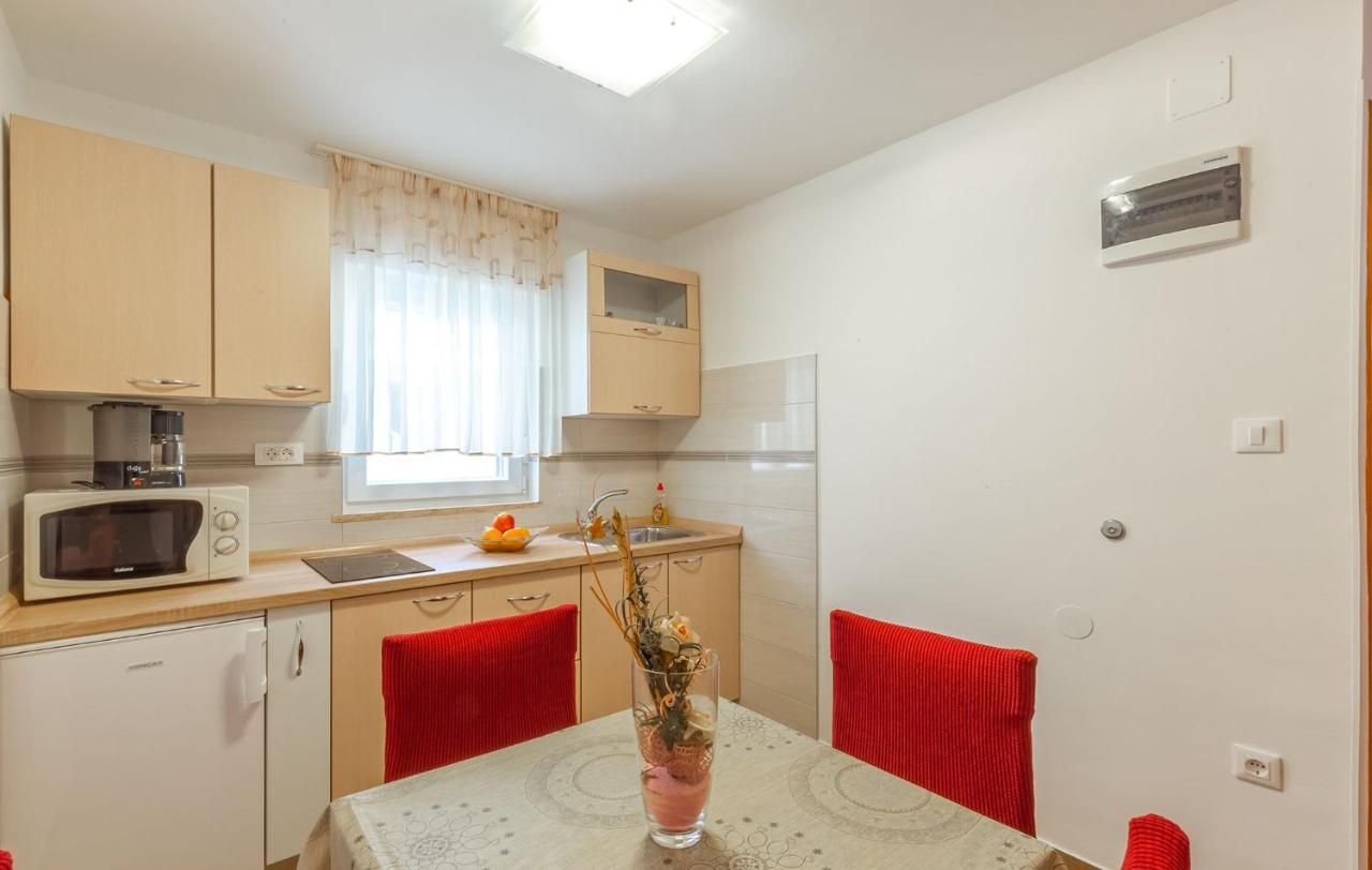 Ivana B4 N1 Porec Luaran gambar