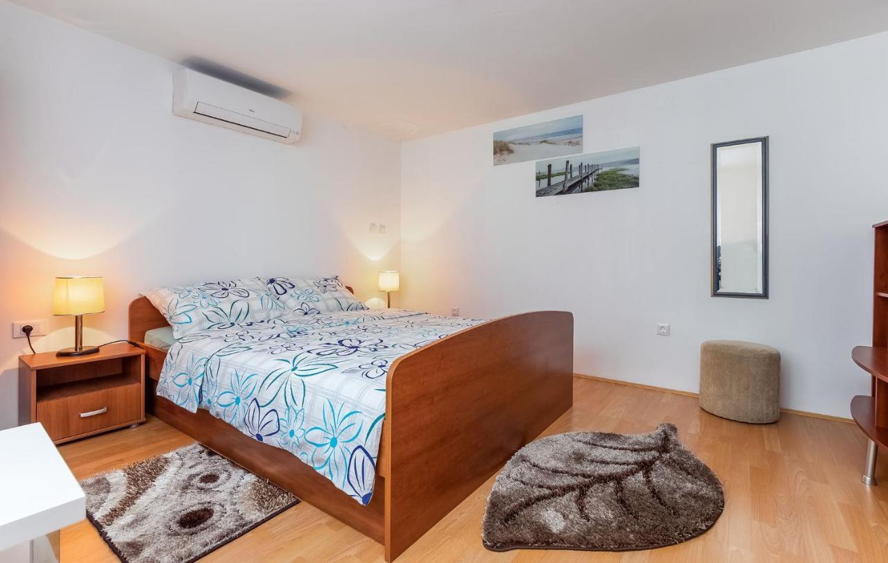 Ivana B4 N1 Porec Luaran gambar